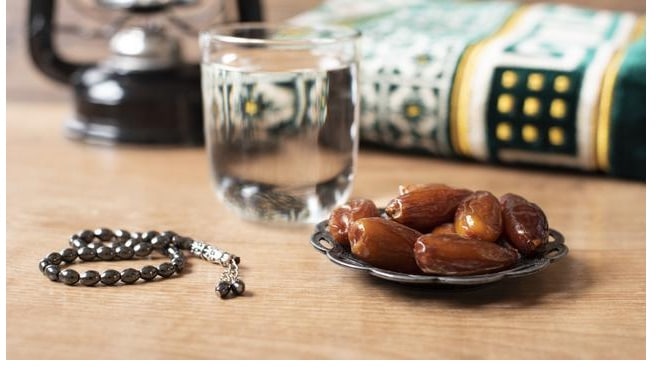 Kurma dan Air Putih Saat Berbuka